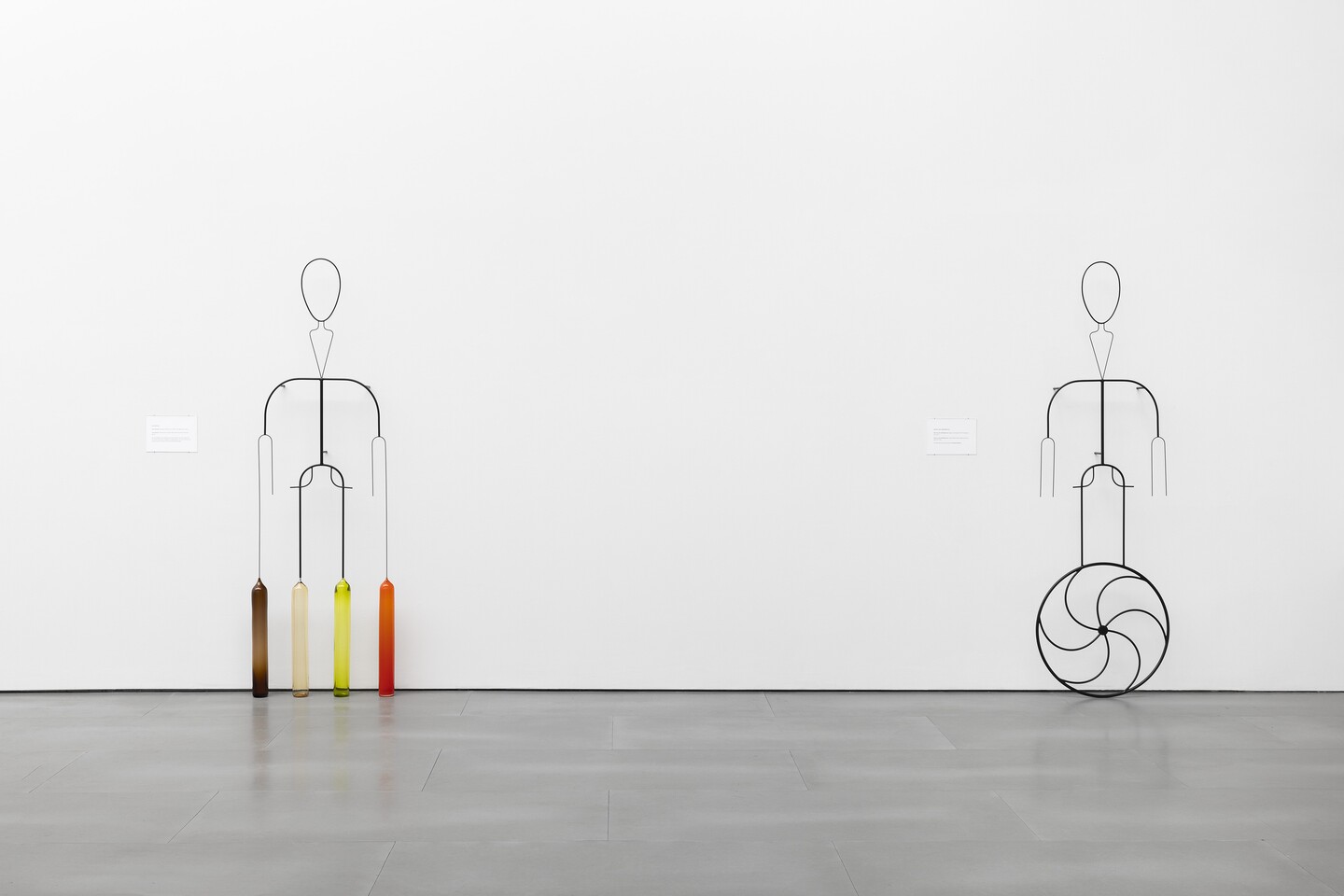 Iman Issa, Lab Operator, 2024; Woman with a Wheelbarrow, 2024, Aus der Serie | From the series Doubles: Photograph – (Un)Like (M)Any Other(s), Hamburger Kunsthalle. Dauerleihgabe der Stiftung Hamburger Kunstsammlungen, © Iman Issa, Photo: Andrea Rossetti