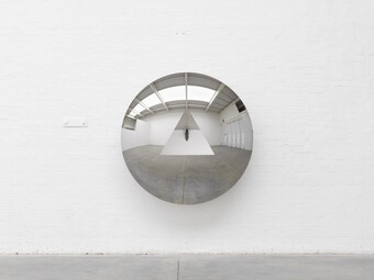 Anish Kapoor (*1954) Concave Convex Mirror (Triangle), 2019, © Anish Kapoor; Courtesy Lisson Gallery. Photography by Dave Morgan. Anish Kapoor (*1954) Concave Convex Mirror (Triangle), 2019, © Anish Kapoor; Courtesy Lisson Gallery. Photography by Dave Morgan.