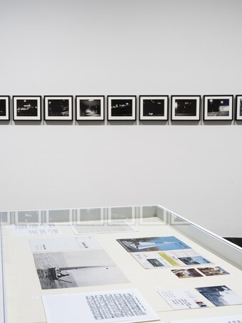 Ausstellungsansicht BAS JAN ADER. I’m searching…, Hamburger Kunsthalle, 2025 © The Estate of Bas Jan Ader / Mary Sue Ader Andersen / VG Bild-Kunst, Bonn 2025. Courtesy of Meliksetian | Briggs, Dallas, Foto: Fred Dott