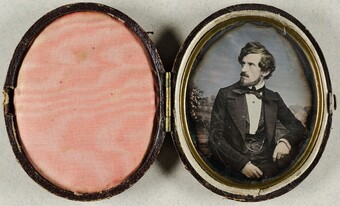 Carl Ferdinand Stelzner (1805–1894) Selbstbildnis, 1855 Daguerreotypie, 5,9 x 4,8 cm Museum für Kunst und Gewerbe Hamburg © Museum für Kunst und Gewerbe Hamburg