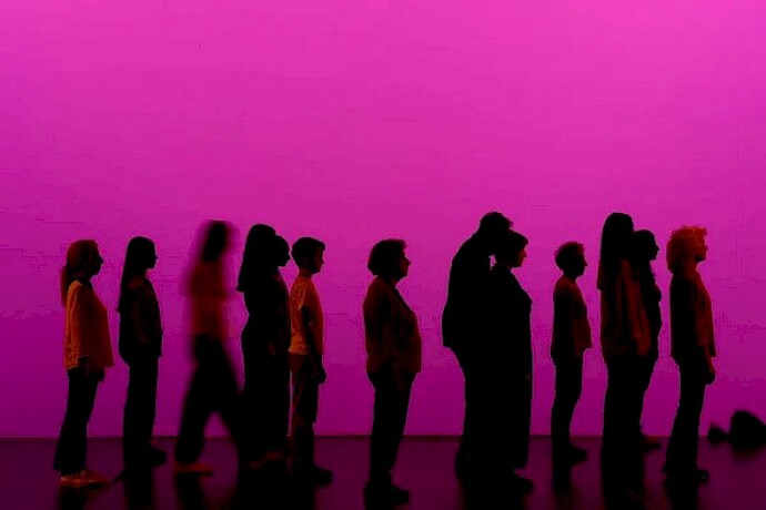 Silhouetten von Menschen vor pinkem Hintergrund, Tanzperformance von Chiara Frigo