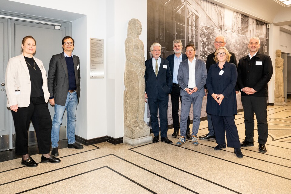 Präsentation der Gedenktafel mit (v.l.n.r.): Dr. Nadine Bauer (Projektmitarbeiterin), Hugo Tillman (Nachfahre von Georg Tillmann), Arndt Klippgen (Stiftung Hamburger Kunstsammlungen), Dr. Uwe Hartmann (Deutsches Zentrum Kulturgutverluste), Prof. Dr. Alexander Klar (Direktor Hamburger Kunsthalle), Dr. Bernd Kundrun (Stiftung Hamburger Kunstsammlungen), Dr. Helga Huskamp (Geschäftsführerin Hamburger Kunsthalle) und Markus Pitz (Behörde für Kultur u. Medien HH) © Hamburger Kunsthalle, Foto: Romanus Fuhrmann