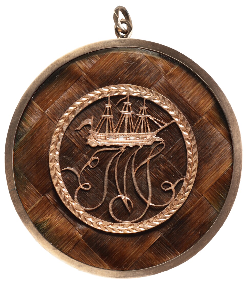 Monogramm »JMJ« auf Haargeflecht (Rückseite eines Herrenporträts), um 1800 Vergoldetes Metall auf Haar, Ø 5,3 cm Hamburger Kunsthalle / bpk © Hamburger Kunsthalle Foto: Birgitt Schmedding