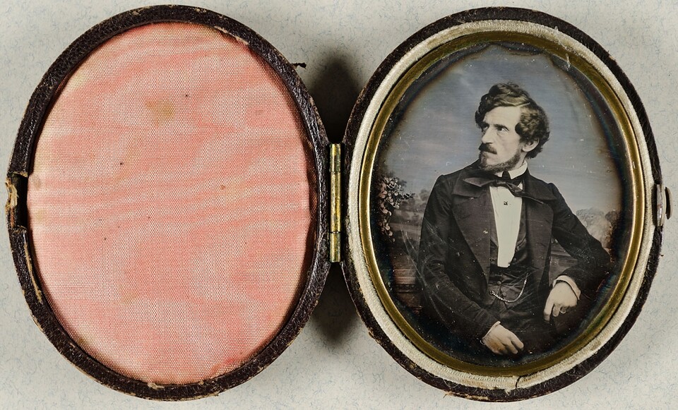 Carl Ferdinand Stelzner (1805–1894) Selbstbildnis, 1855 Daguerreotypie, 5,9 x 4,8 cm Museum für Kunst und Gewerbe Hamburg © Museum für Kunst und Gewerbe Hamburg