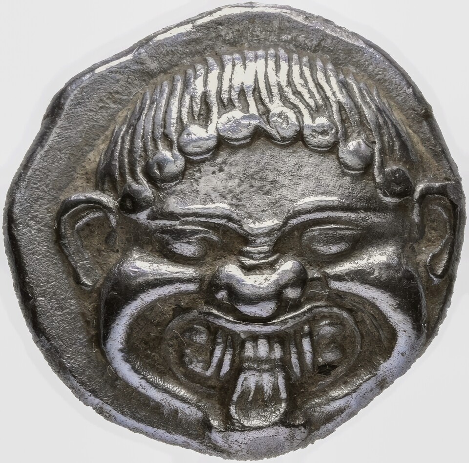 Antike Silbermünze mit Gorgonen-Gesicht, Locken und offenem Mund