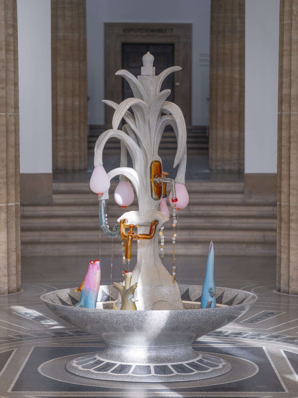 Weiße Brunnenskulptur mit organischen Formen auf Marmorboden von Laure Prouvost