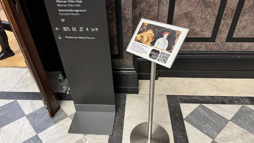 Stille Stunde in der Sammlung der Hamburger Kunsthalle, Hinweisschild zur App