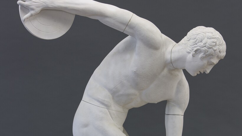 Griechische, weiße Gipsstatue eines Diskuswerfers in klassischer Wurfhaltung auf Sockel