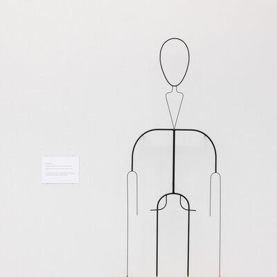 Iman Issa, Lab Operator, 2024, Aus der Serie Doubles: Photograph – (Un)Like (M)Any Other(s), Hamburger Kunsthalle. Dauerleihgabe der Stiftung Hamburger Kunstsammlungen | On permanent loan from the Stiftung Hamburger Kunstsammlungen, © Iman Issa, Photo: Andrea Rossetti