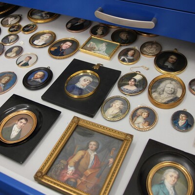 Ansicht geöffnete Schublade mit restaurierten Miniaturen © Hamburger Kunsthalle, Foto: Sabine Zorn