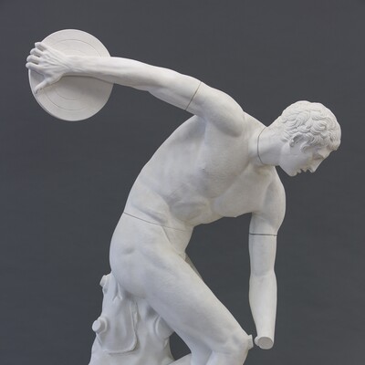 Griechische, weiße Gipsstatue eines Diskuswerfers in klassischer Wurfhaltung auf Sockel