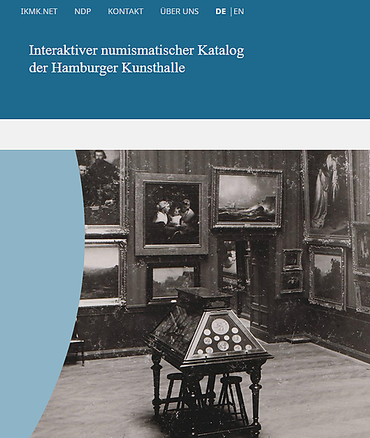 Historische Fotografie: Münztisch vor Gemäldewand in der Hamburger Kunsthalle