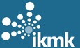 ikmk-Logo mit weißen Punkten in Strahlenmuster auf blauem Hintergrund